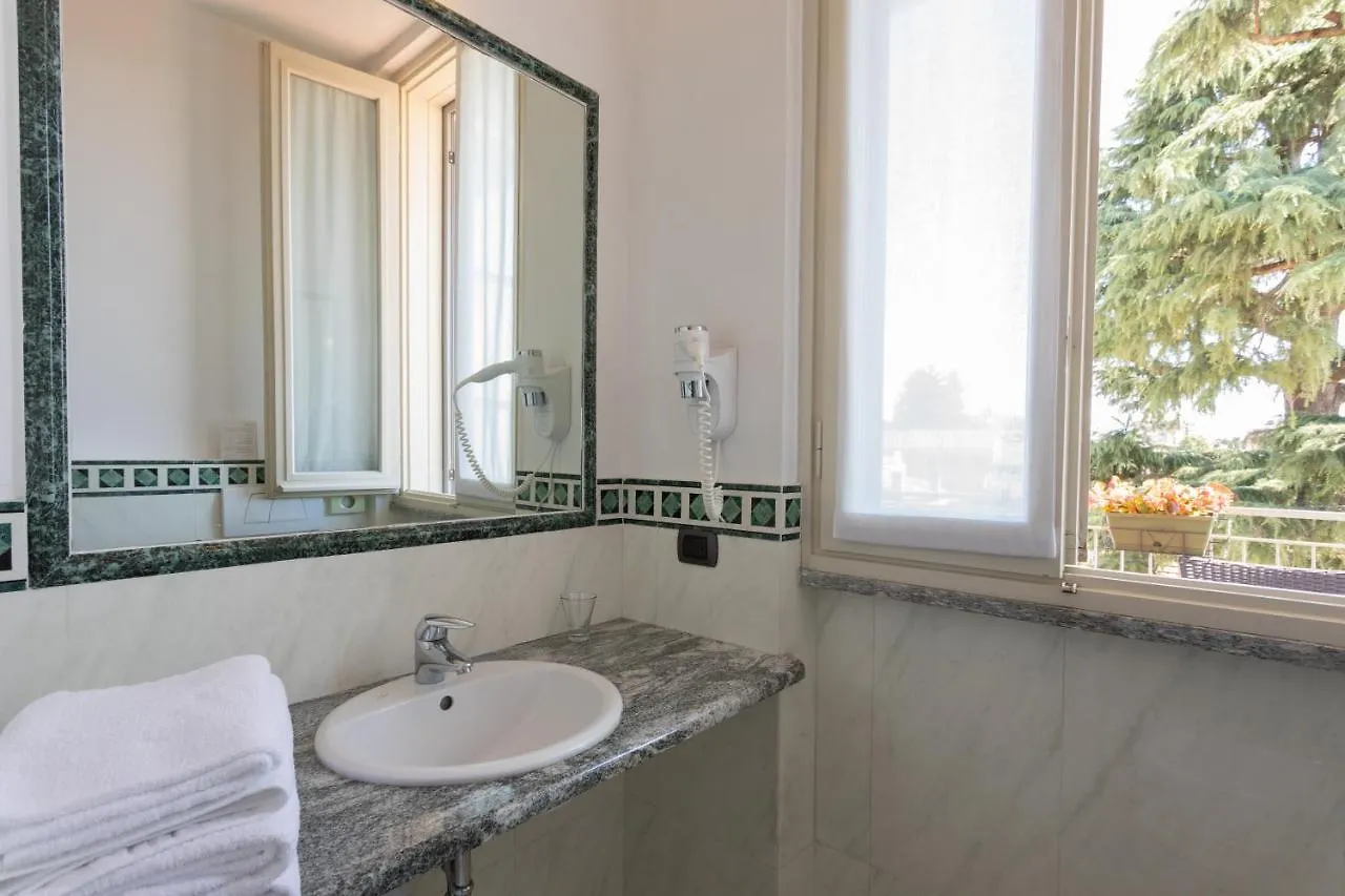 Hotel Dei Tigli Angera 3*,